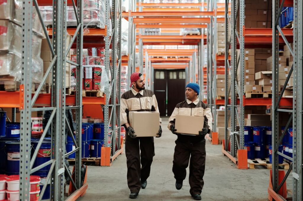 Equipo de trabajo de Distribuidora Logitech en el almacén